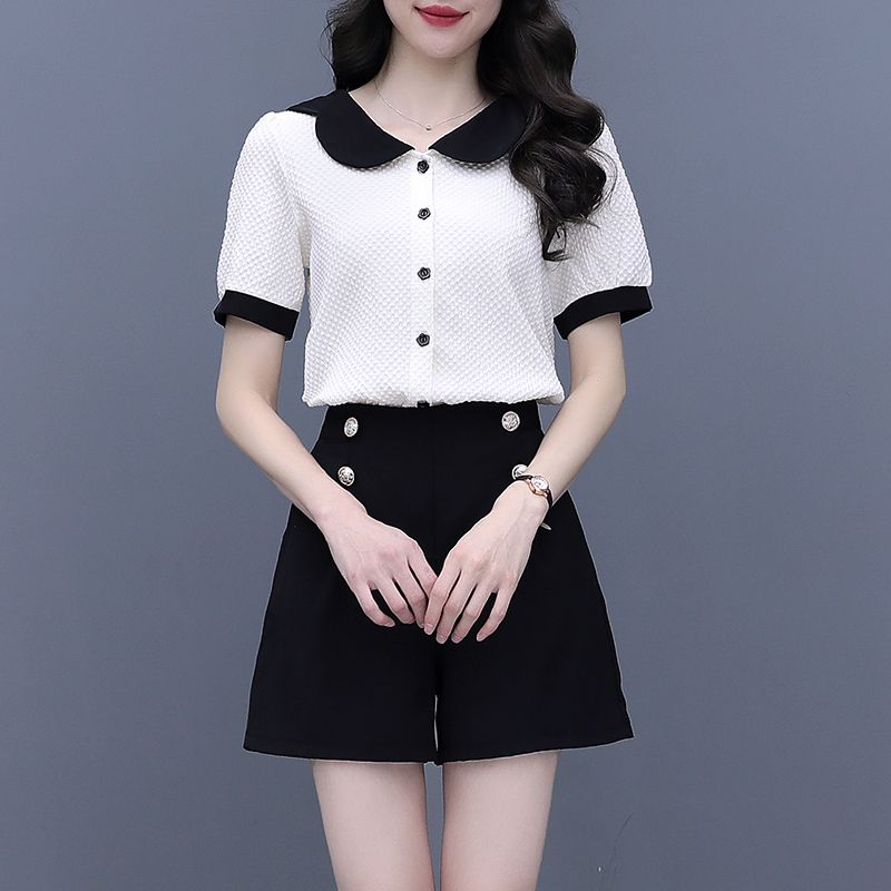 Summer Clothing Trends 2025 - Короткие комплекты на пуговицах контрастного цвета